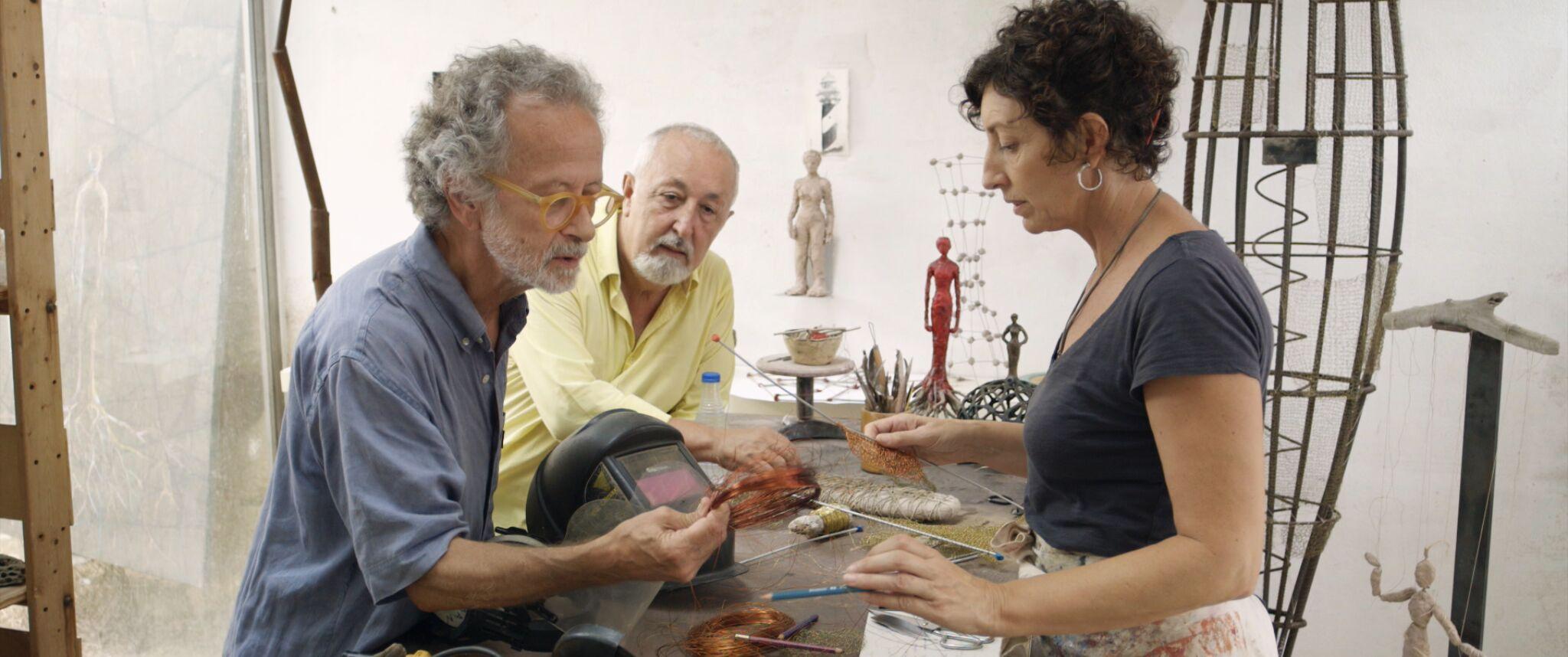 Fernando (Darsteller und Regisseur Fernando Colomo) findet die Künstlerin Nuria (Nuria Román) ganz toll. Im Hintergrund ihr gemeinsamer Freund Miguel Angel (Miguel Ángel Furones).