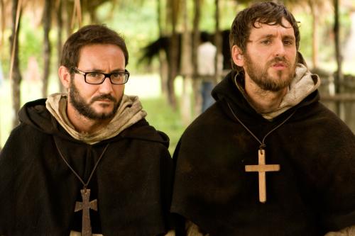 Bartolomé de las Casas (Carlos Santos) und Antonio de Montesinos (Raúl Arévalo) halten das Vorgehen der Spanier für unchristlich und versuchen die Eroberungen aufzuhalten.