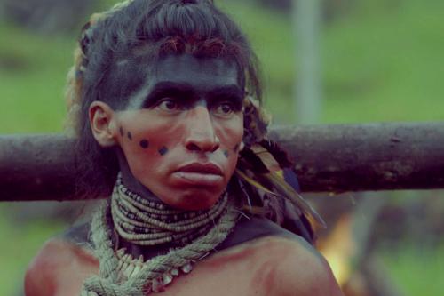 Der Indio-Häuptling Hatuey wird von Juan Carlos Aduviri auf beeindruckende Weise dargestellt. Er führt den Widerstand der Indios gegen die Coquistadoren an und ist auch im richtigen Leben ein politischer Kopf. 