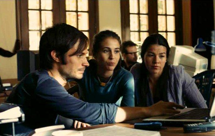 Sebastián (Gael Garcia Bernal) und seine Assistentinnen bei der Auswahl der Darsteller.