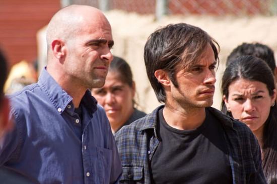 Produzent Costa (Luis Tosar) und Regisseur Sebastián (Gael García Bernal) überlegen, wie sie die Auswahl der Statisten für den Kolumbus-Film gestalten sollen.